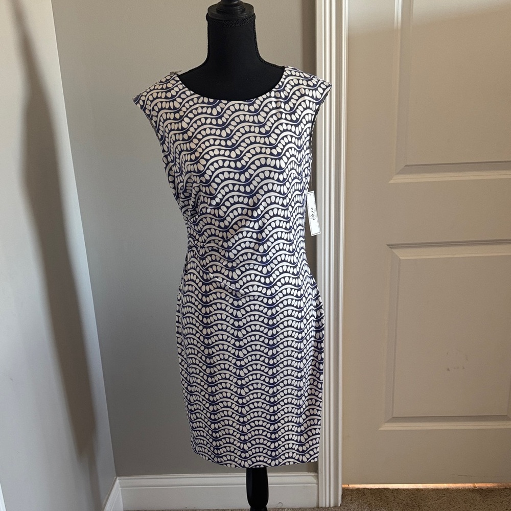 Chic Wave Pattern Mini Dress in Blue and White